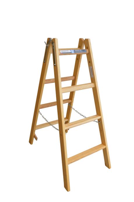 Step ladder - 4 rungs: 50 mm ergo-rungs - Laminated stiles made of pine - Impregnated to prevent rot and fungus - Safety chains attached to the stiles with eye screws - Strong hinges with bucket hook.