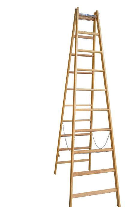 Step ladder - 10 rungs: 50 mm ergo-rungs - Laminated stiles made of pine - Impregnated to prevent rot and fungus - Safety chains attached to the stiles with eye screws - Strong hinges with bucket hook.