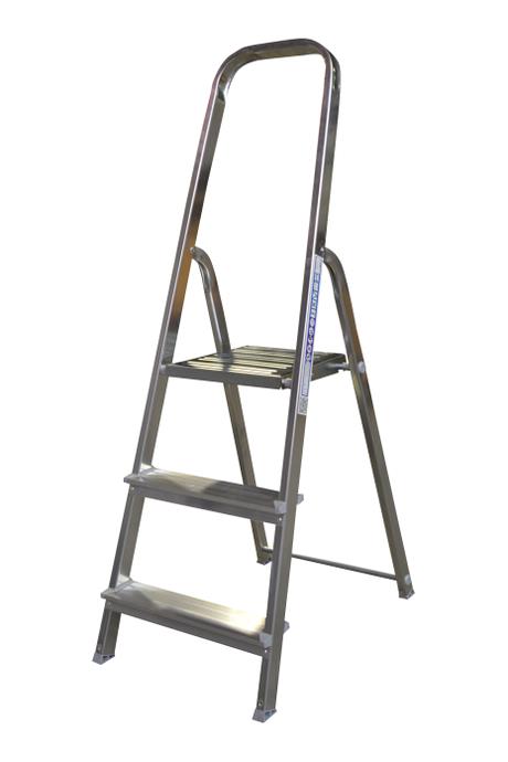 Front step ladder 3 rungs - A good front step ladder for the home or light work. The step ladder has non-slip rungs and a 60 cm high hanger.