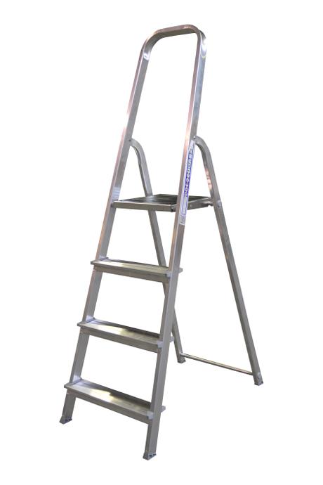 Front step ladder 4 rungs - A good front step ladder for the home or light work. The step ladder has non-slip rungs and a 60 cm high hanger.